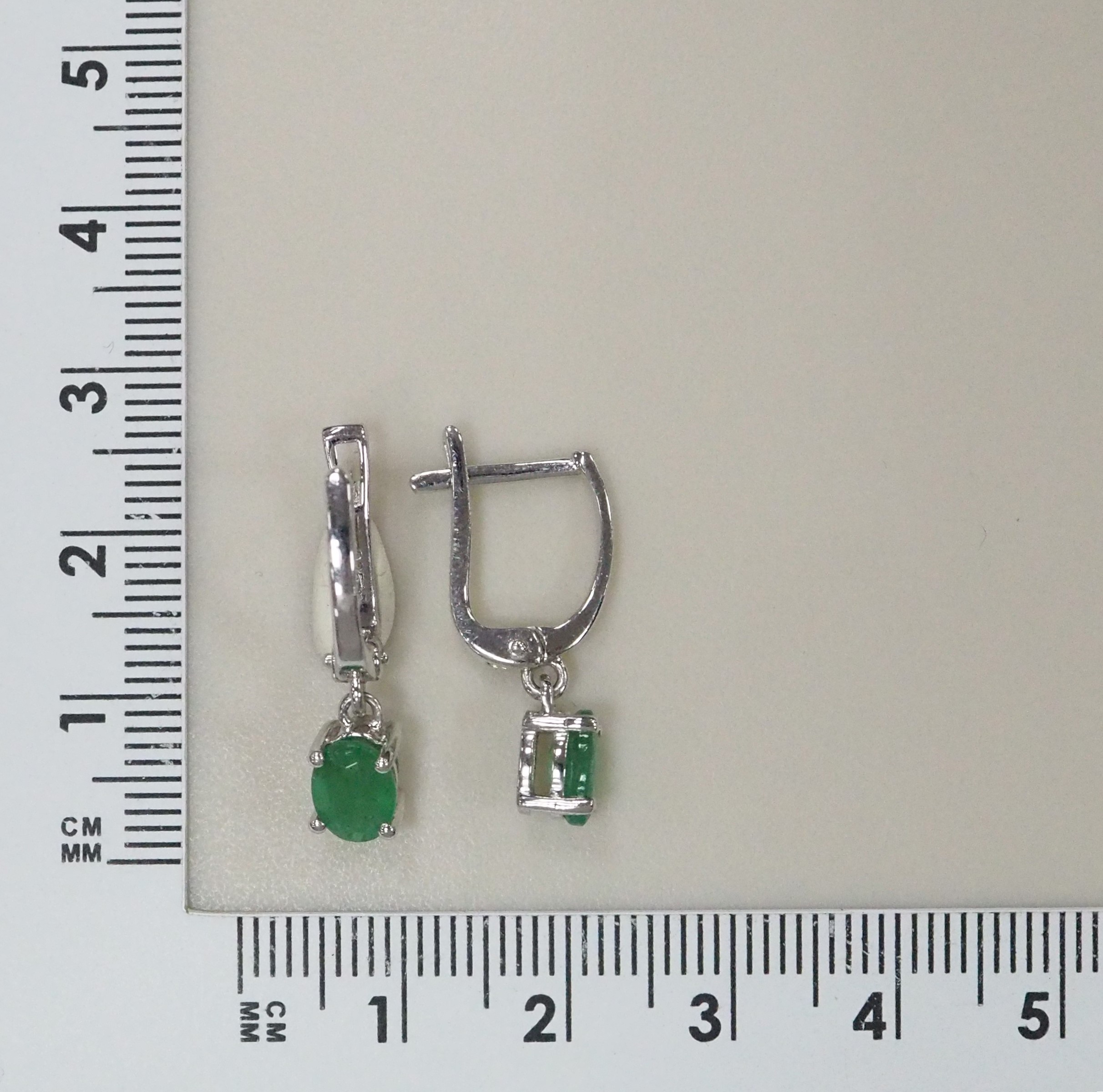 Серебряные серьги с изумрудами